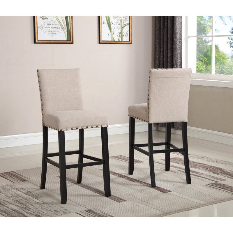Table de bar ronde 3 pièces Biony avec 2 chaises de pub cloutées en tissu, Beige