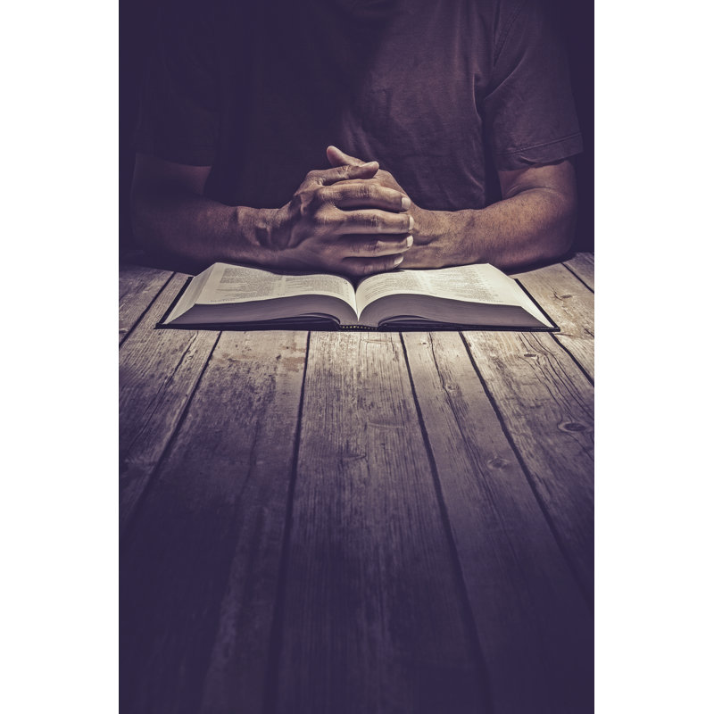 Cowyn man priant sur une table en bois avec une bible ouverte sur toile par Javier, H 48 po x l 32 po x P 1,25 po