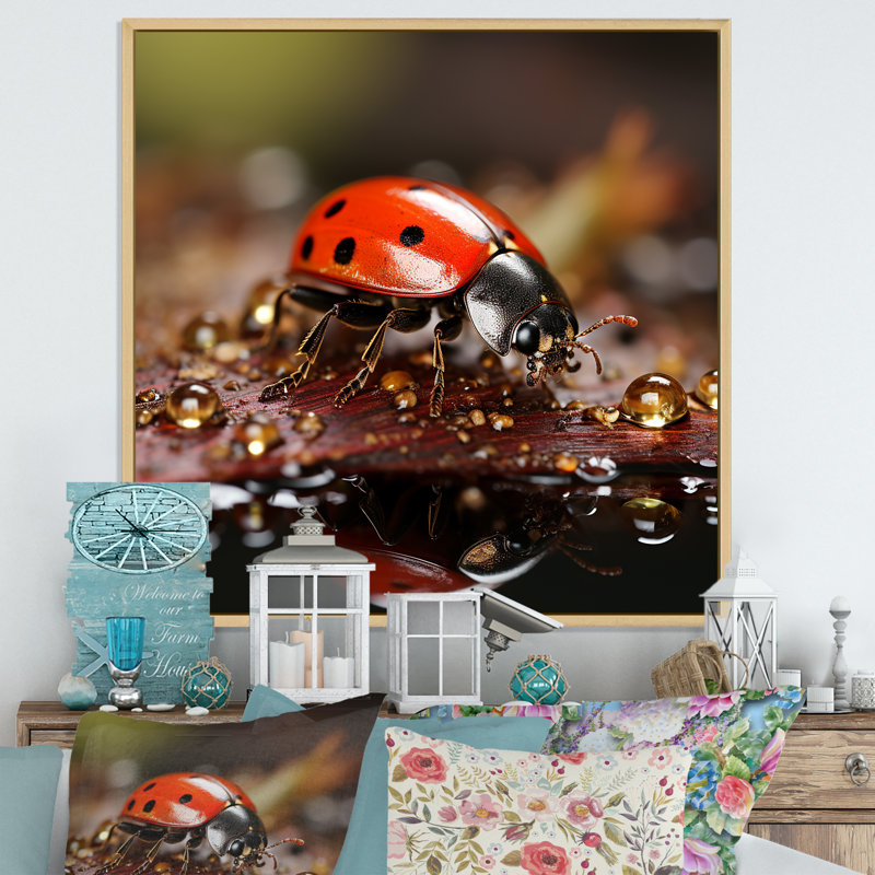 Reproduction sur toile d'une coccinelle animée, Cadre naturel flottant, H 16 po x l 16 po x P 1 po