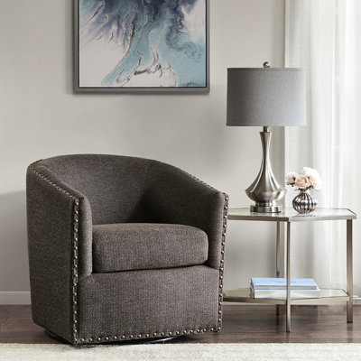 Fauteuil pivotant Cozy - structure en bois massif, tissu de couleur chocolat, mousse haute, garniture cloutée bronze, structure de siège pivotante à 360 degrés, détails