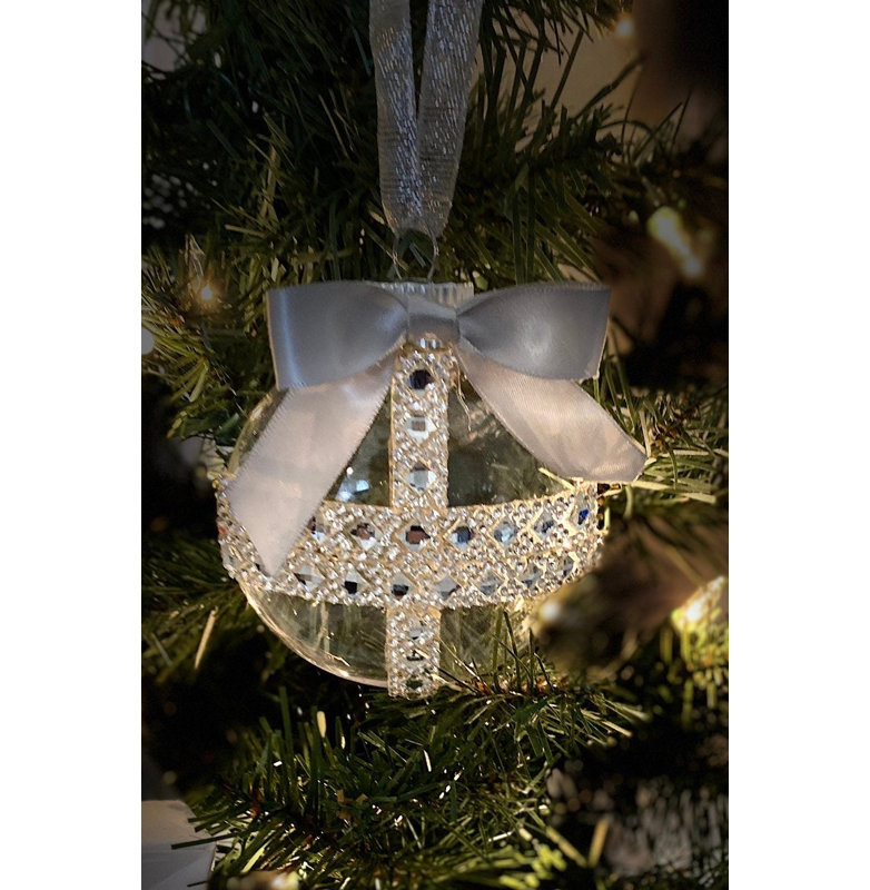 La collection Silver: ornement en forme de diamant en forme de croix en strass avec un nœud en satin argenté