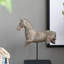 Statue de cheval antique sur pied