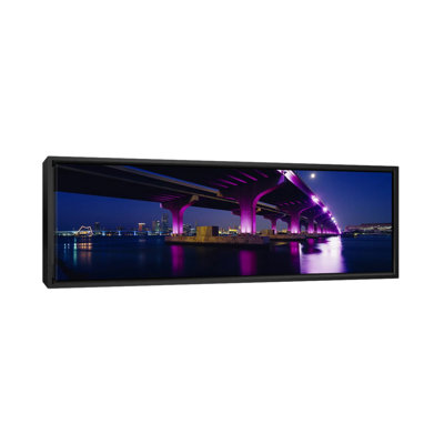 Pont panoramique illuminé de l'autre côté d'une baie, Causeway de Macarthur, baie de Biscayne, Miami, Floride, États-Unis - reproduction de photo sur toile tendue