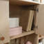 Conception de bureau, brune et légère, rangement ouvert, étagères, compartiment de rangement caché, tiroir de rangement, glissières lisses, système de cordon