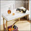 Élégante table de bout en faux marbre avec un design compact et un cadre doré stable, parfaite pour la décoration moderne et les petits espaces.