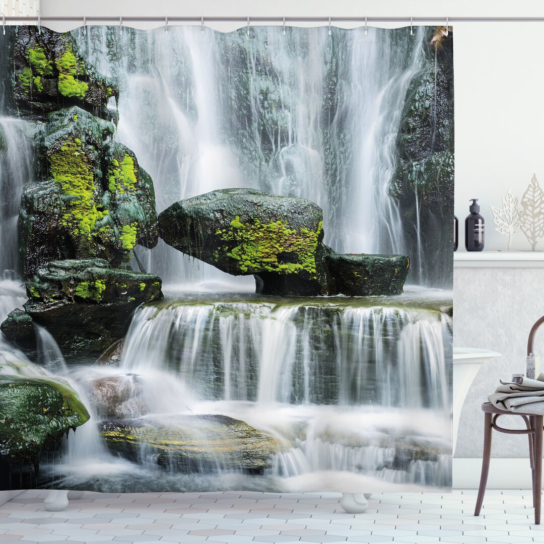 Duschvorhang, Wasserfall mit Felsen, Landschaft, Grün Schwarzweiss