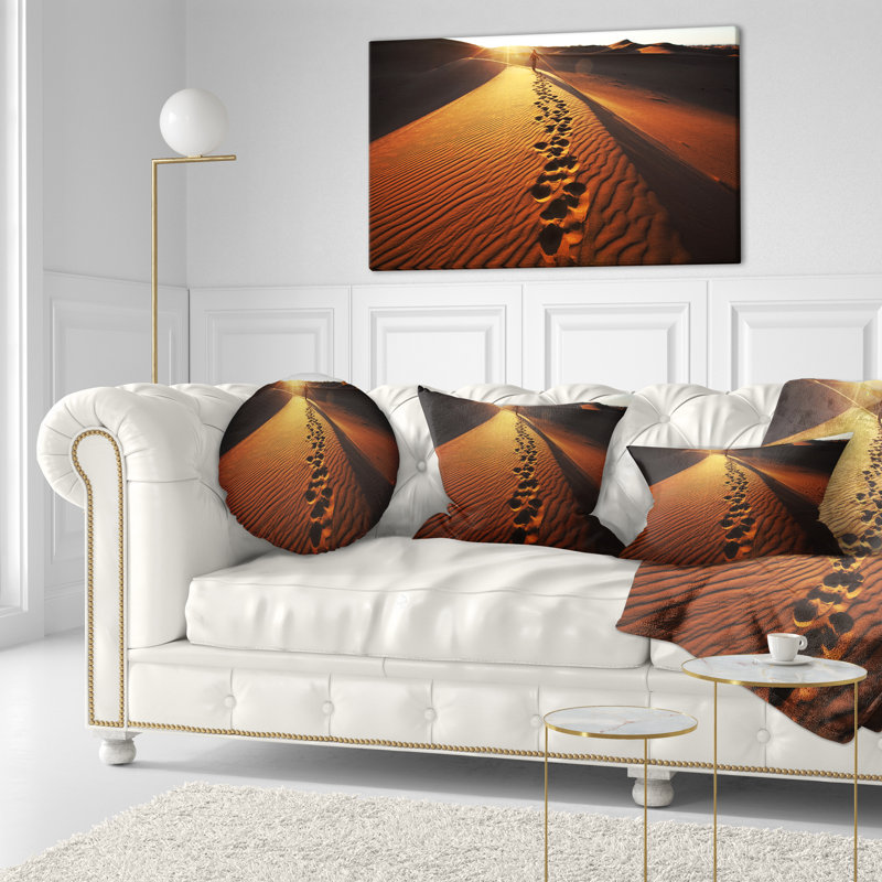 Empreintes de pas dans le désert du désert de Hikers - paysage imprimé, 18 po x 18 po, Coussin décoratif