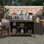 Îlot de cuisine extérieur, chariot à roulettes et armoire de rangement, table de barbecue d'extérieur en bois massif avec plateau en acier inoxydable, support à épices, porte-serviettes pour la cuisine et le barbecue, brun foncé