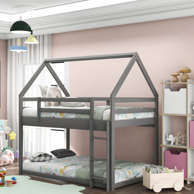 Lit superposé simple au dessus d'un lit simple pour enfants