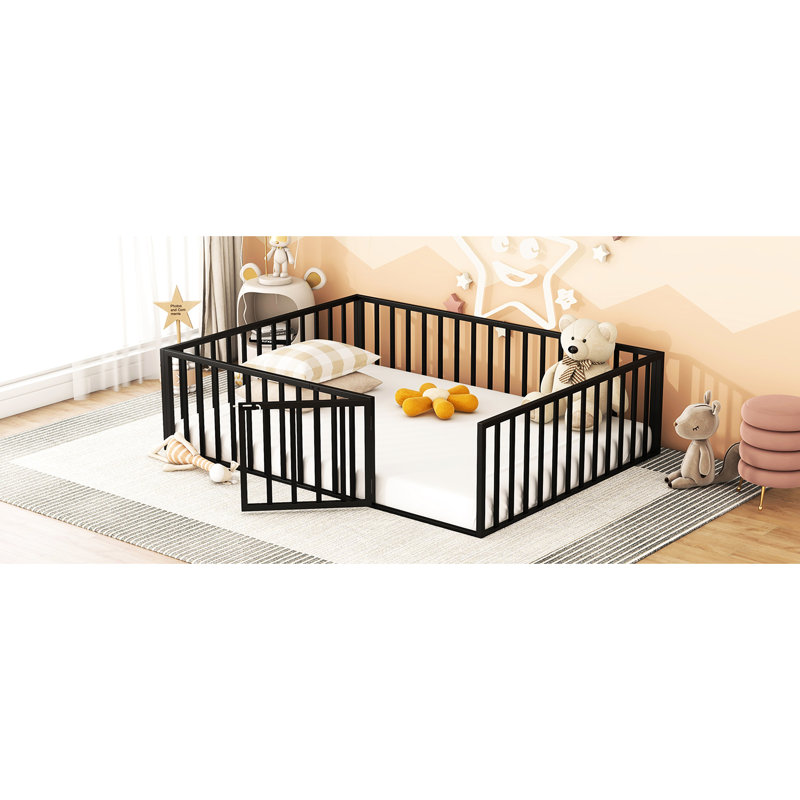 Grand lit de sol en métal noir - avec clôture et porte, ajoute du style au cadre de la chambre à coucher et à la porte pour une utilisation polyvalente
