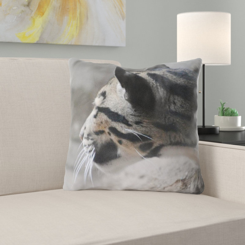 Coussin de jeté jaguar, Intérieur