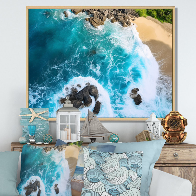 Vue aérienne de la plage rocheuse I - art mural plage et océan, Cadre flottant brun, H 24 po x l 32 po x P 1 po