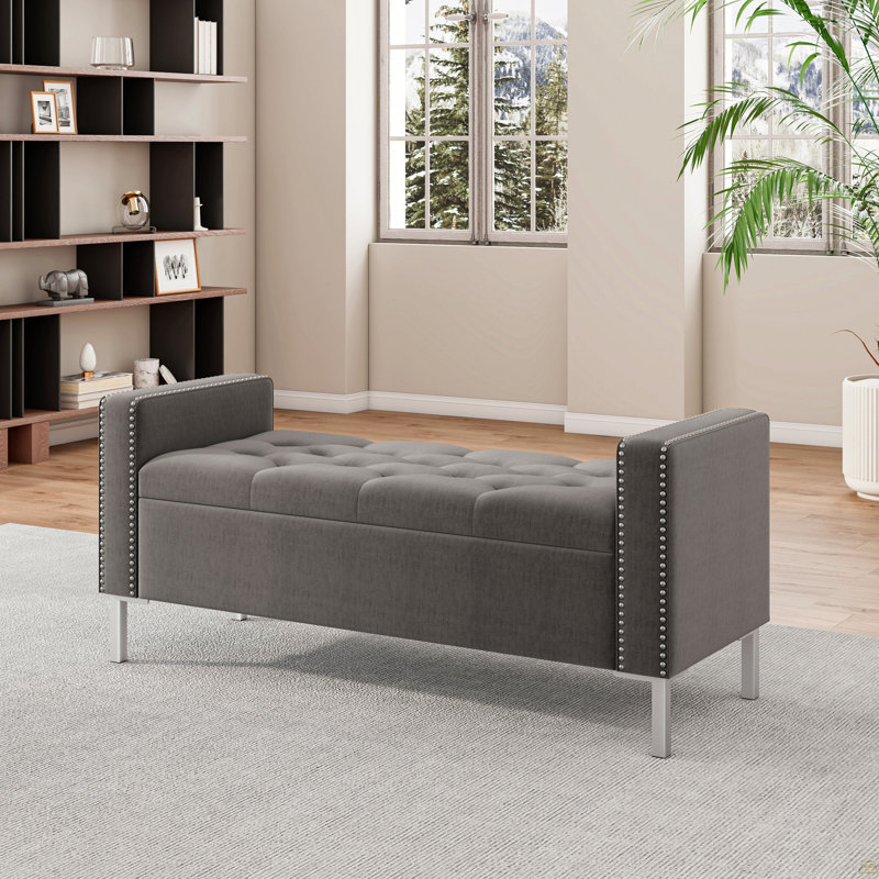 Banc repose-pieds carré avec accoudoirs carrés et garniture cloutée en velours moelleux gris anthracite