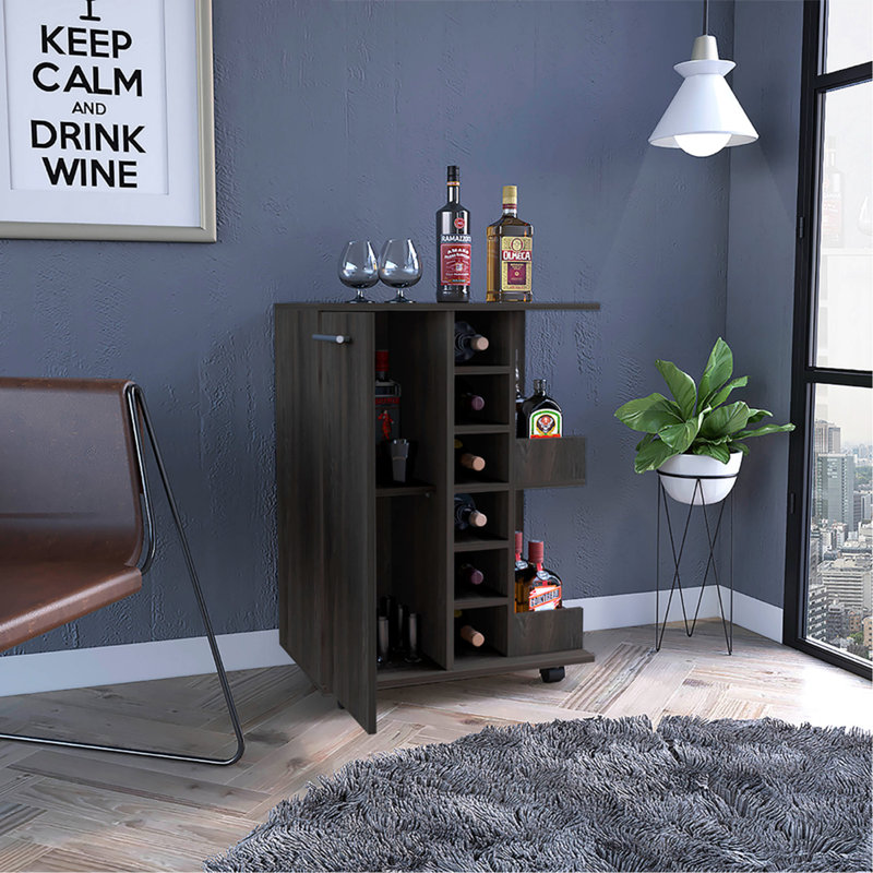 Chariot-bar espresso en carbone 32 po H, rangement pour armoire, 4 roulettes, 1 rangement divisé avec 1 tablette, 1 porte pliante, une division verticale centrale pour 6 bouteilles et 2 tablettes latérales avec façade en aluminium