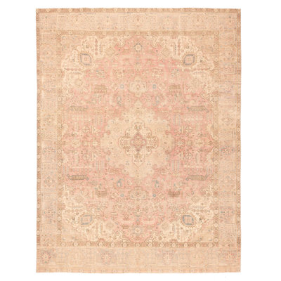 Tapis rose Antalya 9 pi 9 po x 12 pi 5 po