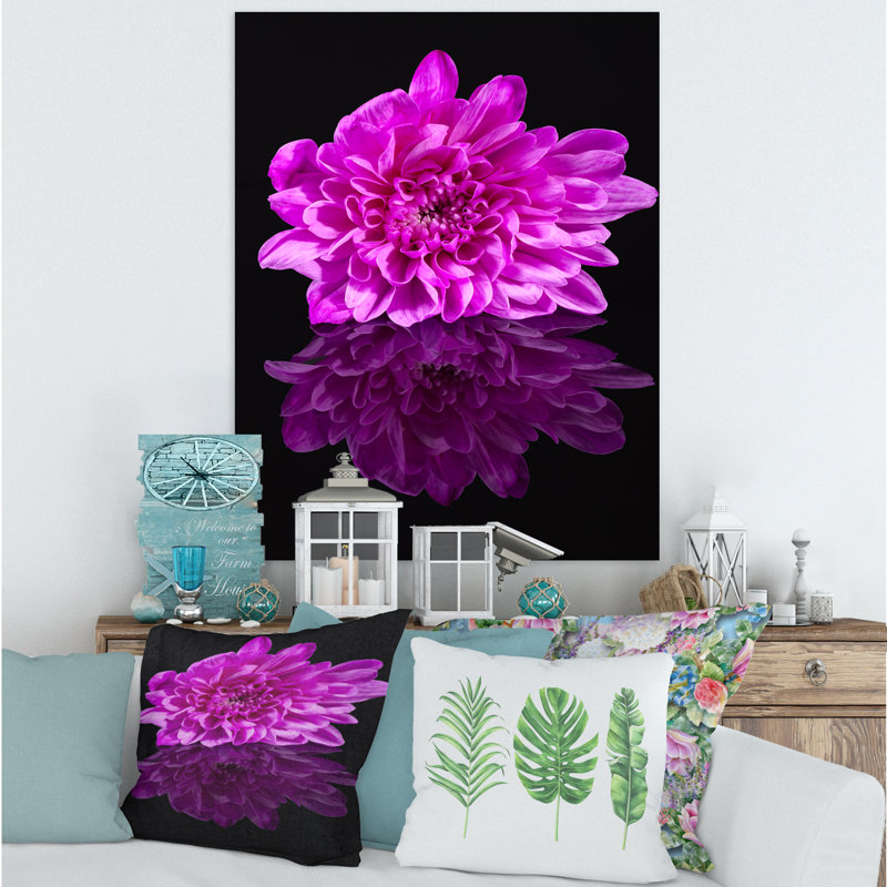 Fleur de chrysanthème simple sur reflet noir - photographie sur toile, H 40 po x l 30 po x P 1 po, Toile tendue