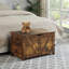 Banc de rangement rustique brun avec intérieur spacieux et poignée en forme de U, organisateur de coffre à jouets polyvalent et solution d'assise pour plusieurs pièces, assemblage facile et fabrication durable-123139309-123431985