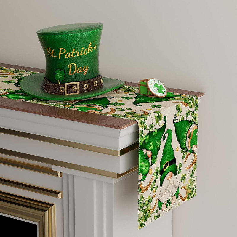 Chemin de table gnomes, trèfles verts et trèfles, fête de la Saint-Patrick et décoration de cuisine