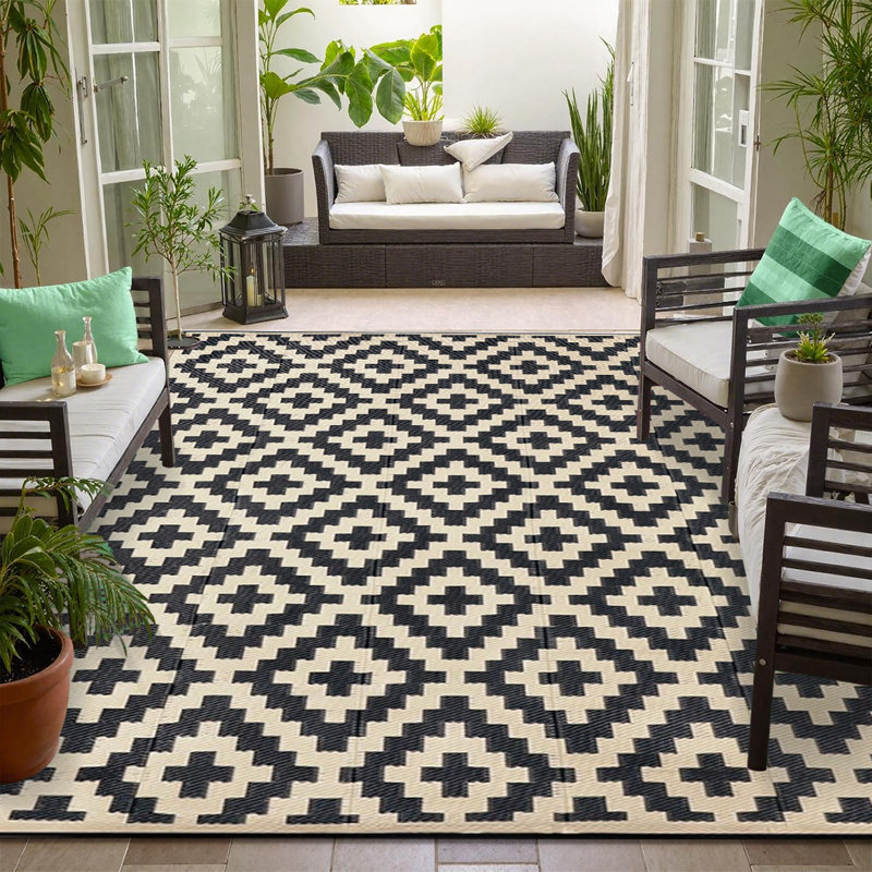 Tapis d'extérieur géométriques noirs et beiges avec motif en croix, Rectangle 9 pi x 12 pi