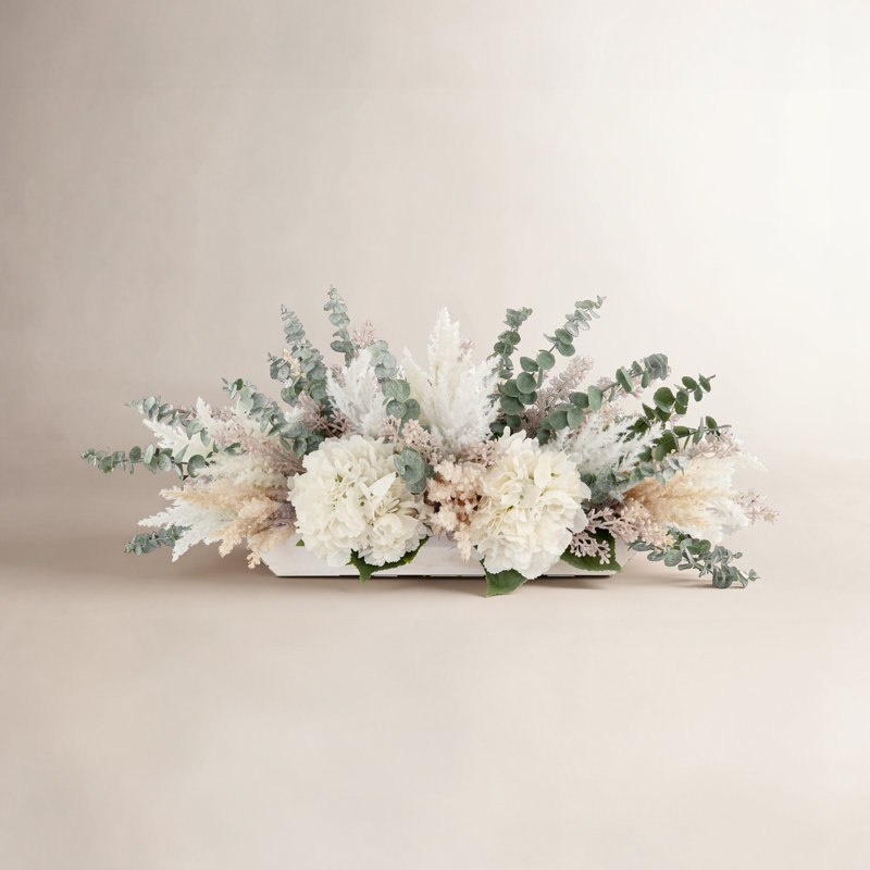 Arrangement d'hortensias, de pampas et d'eucalyptus dans un bol en bois, Blanc