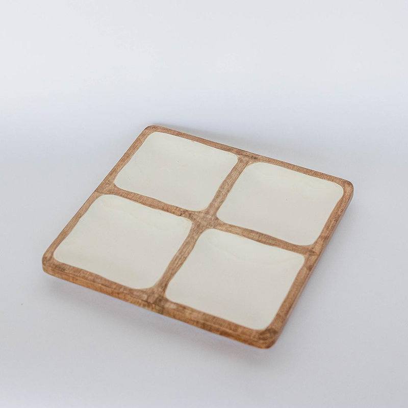 Carré en bois avec 4 sections dans un plateau blanc