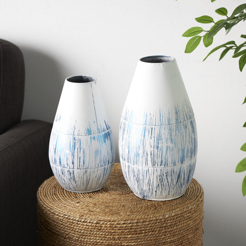 Ensemble de vases décoratifs élisabéthains en métal bleu brossé sur fond blanc