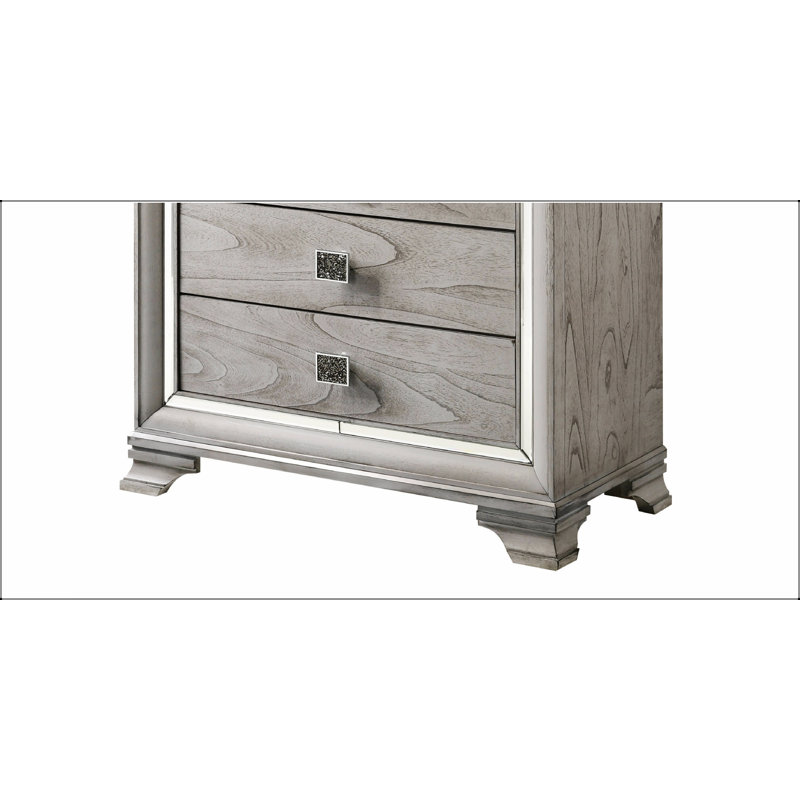 Commode contemporaine 5 tiroirs gris clair avec accents en miroir et rangement spacieux pour les chambres à coucher modernes