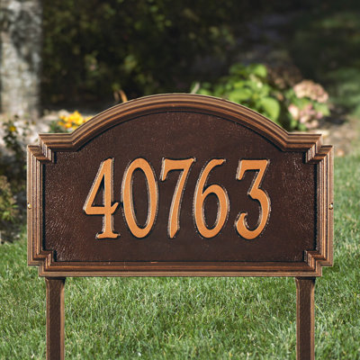 Panneau d'adresse sur la pelouse de Williamsburg 1-Line Estate