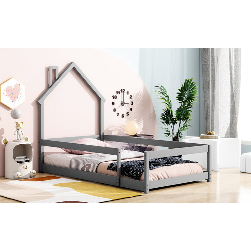 Lit simple en bois avec tête de lit style maison et clôtures grises sécurisées