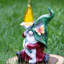 Gnome en polyrésine vert-rouge avec torche solaire à DEL