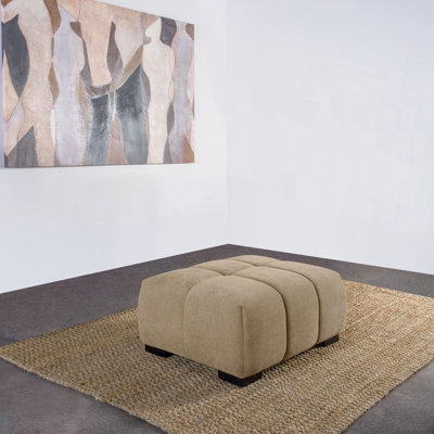 Chameau contemporain - couleur avec capitonnage vertical, mousse superposée et pieds blocs noirs pour un support stable en tissu de style cascade, un coussin décoratif invitant
