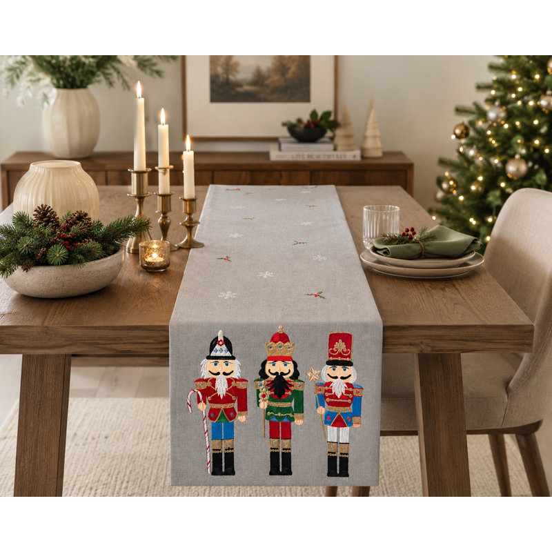 Chemin de table brodé casse-noisette de Noël 14 po x 70 po - Fesitve gris avec broderie de flocons de neige et de houx