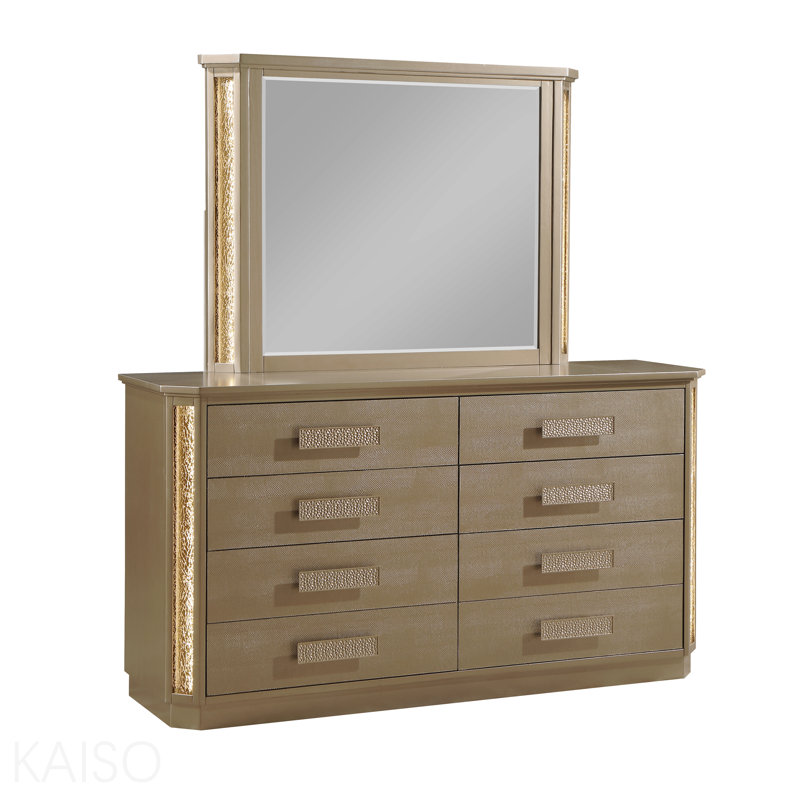 Commode en bois au fini doré