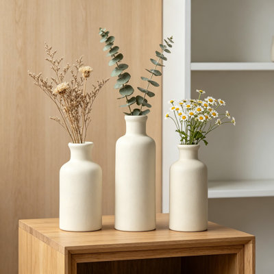 Ensemble de 3 vases en céramique modernes, décoration intérieure en forme de bouteille dans des tons beiges neutres pour un décor intérieur de maison de campagne, rustique ou contemporain