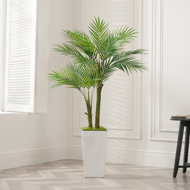 Palmier artificiel dans un pot de fleurs