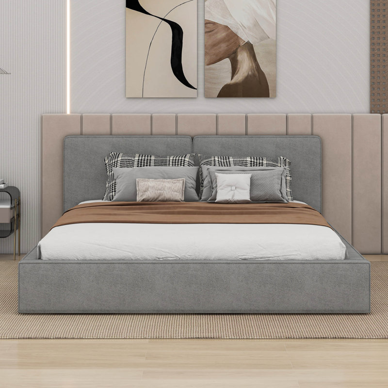 Grand lit tapissier au sol en velours, gris