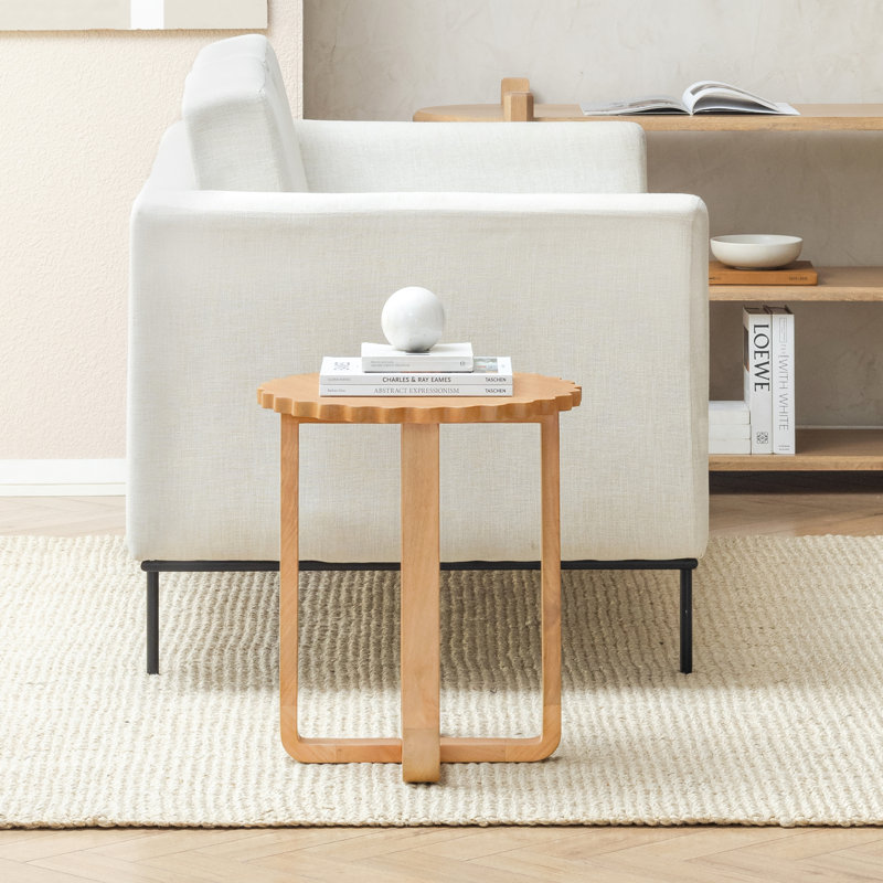 Table de bout en bois massif avec bords festonnés Carya, Blonde Natural