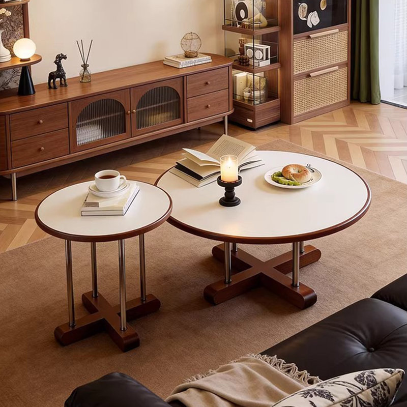 Ensemble de tables basses rondes blanches et en bois massif brun