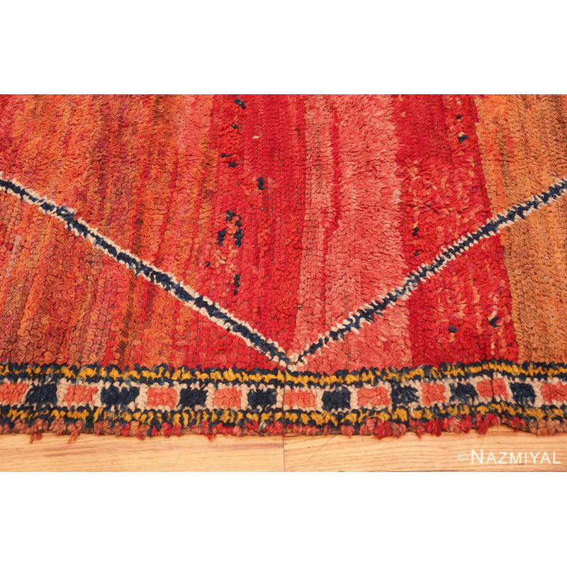 Tapis marocain rouge primitif