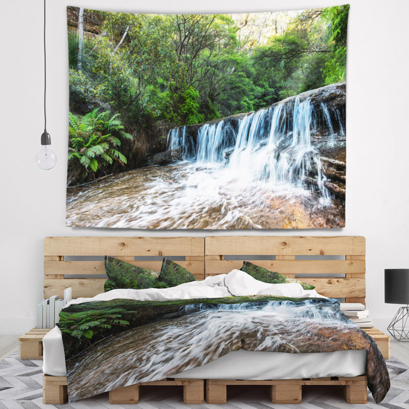 Tapisserie de polyester magnifique en cascade avec des accessoires suspendus inclus, H 32 po x l 39 po