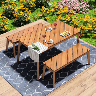 Mobilier de salle à manger en bois 3 pièces pour l'extérieur et l'intérieur avec 2 bancs, conception à grain diagonal moderne, assemblage rapide, patins réglables pour une utilisation sécuritaire faits d'espaces, stable simple et distinctive sur tous les étages