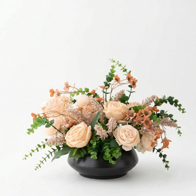 Fleurs artificielles dans un vase, arrangement de fausses roses avec un vase en céramique noir mat, faux centre de table floral avec eucalyptus pour table de salle à manger, décoration de salon