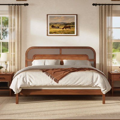 Lit plateforme en bois de style moderne du milieu du siècle Dorian avec tête de lit en rotin, pieds de soutien multiples et sans sommier requis