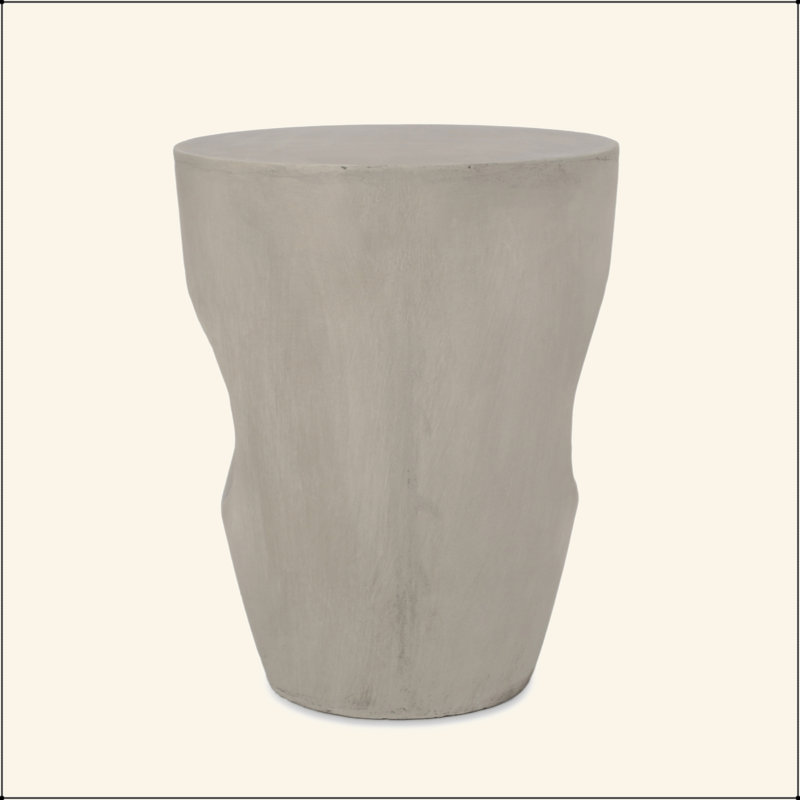 Table d'appoint chic en béton pour un décor extérieur élégant, rehaussant l'attrait visuel