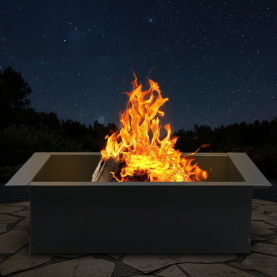 Anneau de feu carré en fer forgé noir: conception de style industriel, robuste et durable, convenant aux feux de camp et à la scène de camping, combinant esthétique et fonctionnalité.