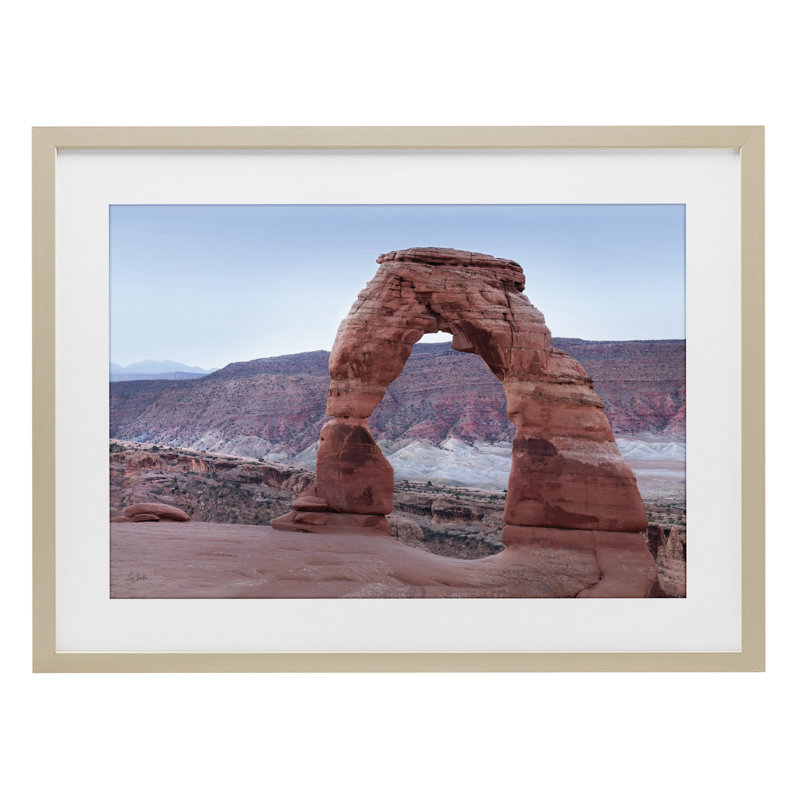 «Time's Sculpture Delicate Arch», impression par Lori Deiter, H 14 po x l 20 po, Cadre de récolte en pin