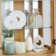 Vitrine lumineuse en verre avec tablettes réglables, cadre en bois et rangement pour le vin pour une décoration intérieure élégante