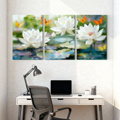 Ensemble de 3 tableaux sur toile tendue représentant des fleurs de lotus blanches et des papillons, idéal pour la décoration du salon, de la chambre ou de la maison.