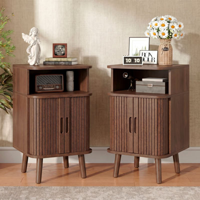 Fluted Nightstand Set, Mid Century Modern End Table 2 PCS With Open Shelf and Cabinet, Curved Round Edge Wooden Bedside Table With Slide Doors, Walnut (Set of 2)