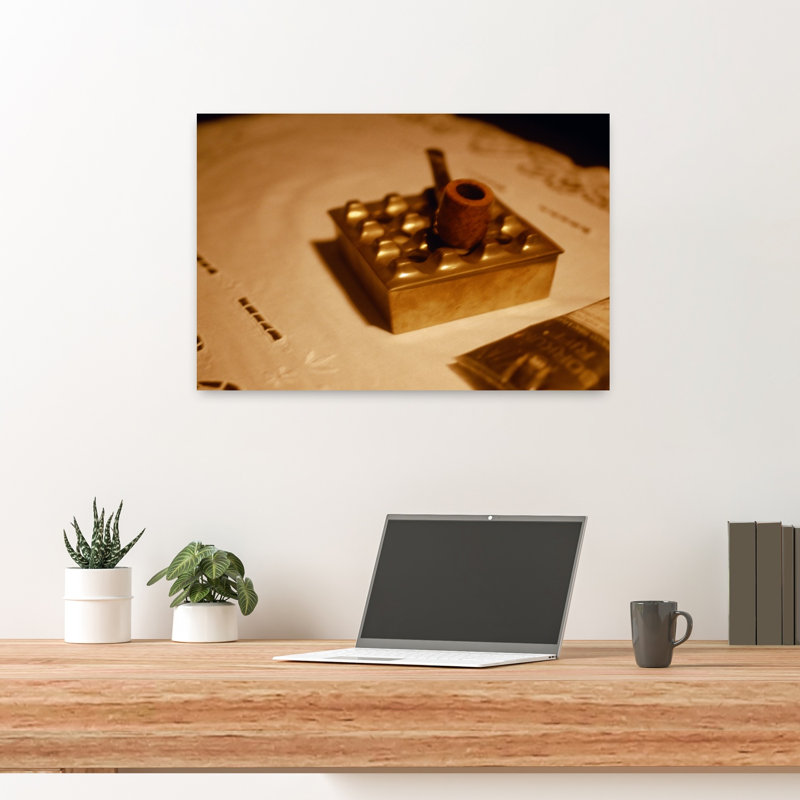 Gros plan d'une miniature sur une nappe fumant sur un napperon sur une table, art mural rétro, H 16 po x l 24 po
